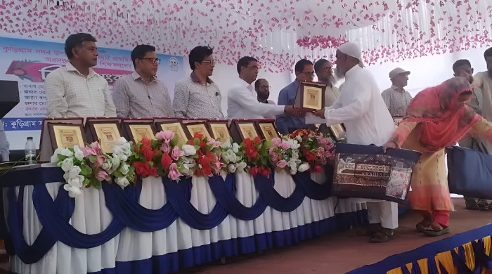 কুড়িগ্রামে ২২ প্রধান শিক্ষককে বিদায়ী সংবর্ধনা দিলেন সহকর্মীরা