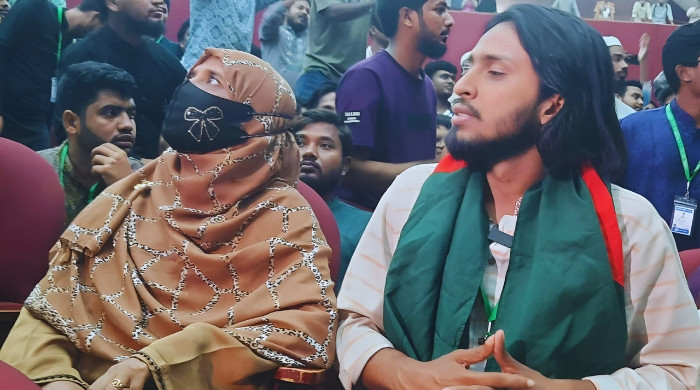 মাকে পাশে নিয়ে বিজয়ের মুহূর্ত উপভোগ করলেন রাকসুর জিএস আম্মার