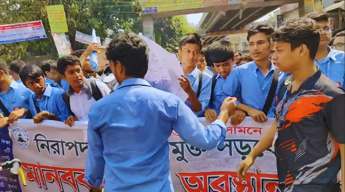 ফার্মগেটে নিরাপদ সড়কের দাবিতে শিক্ষার্থীদের বিক্ষোভ