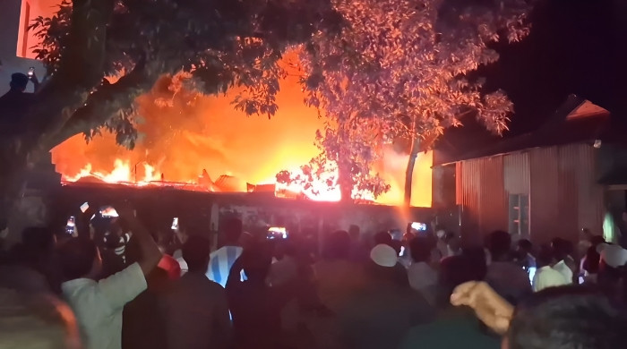 দুর্গাপুরে ভয়াবহ অগ্নিকাণ্ডে দুই পরিবারের ঘর পুড়ে ছাই, দগ্ধ বৃদ্ধা