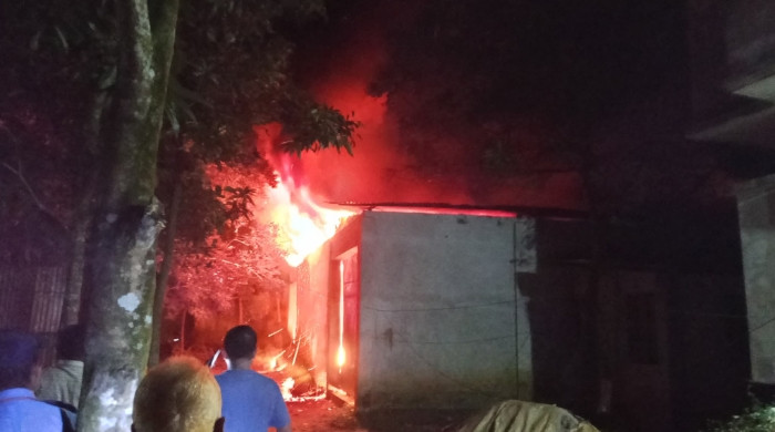 সাড়ে চার ঘণ্টার চেষ্টায় নিয়ন্ত্রণে শ্রীপুর গার্মেন্টস ঝুটের আগুন