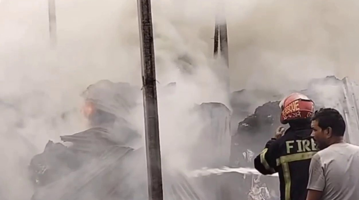 গাজীপুরে ঝুটের গোডাউনে আগুন