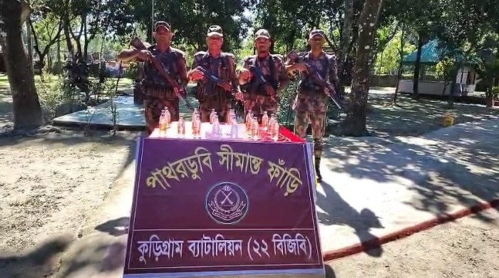কুড়িগ্রাম সীমান্তে বিজিবি,র অভিযানে বিপুল পরিমাণে মদ-ইয়াবা জব্দ