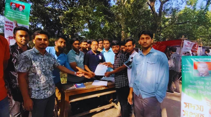 কুবিতে ছাত্রদলের সদস্য ফরম বিতরণ ও সদস্য সংগ্রহ