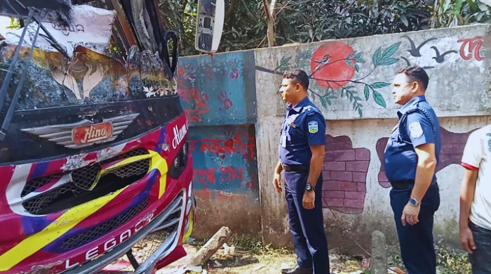 বাসে আগুন দিয়ে পালিয়ে যায় মাস্ক পরা ৩ যুবক