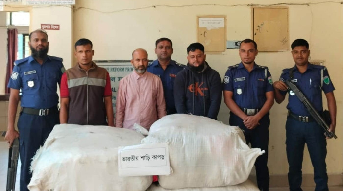 হবিগঞ্জে ভারতীয় শাড়ি পাচারের সময় আটক ৩