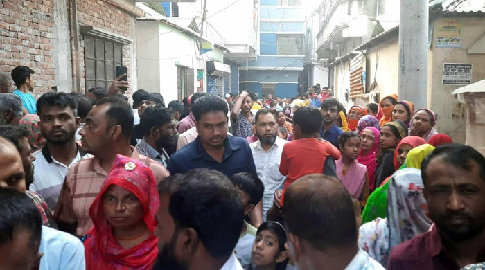 স্ত্রীর গলাকাটা মরদেহের পাশেই পড়ে ছিলেন আহত স্বামী