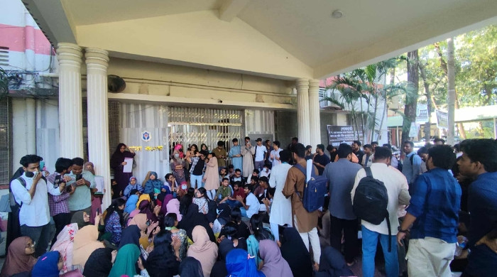 ঢাকেবির ক্লাস শুরুর দাবিতে শিক্ষার্থীদের বিক্ষোভ