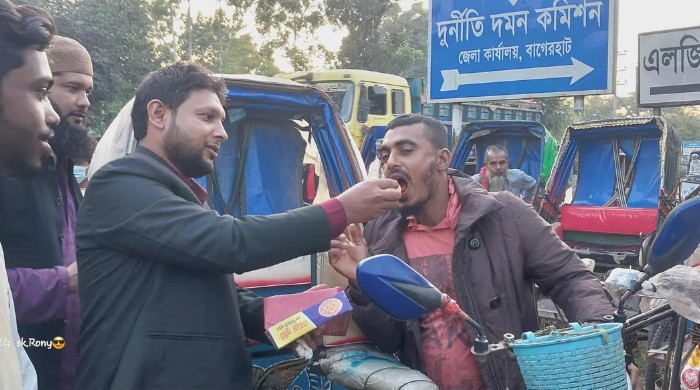 শেখ হাসিনার ফাঁসির রায়ে বাগেরহাটে মিষ্টি বিতরণ