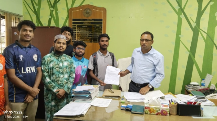 দত্ত হলের ঢালু রাস্তায় সিঁড়ি নির্মাণে কুবি শিক্ষার্থীদের স্মারকলিপি