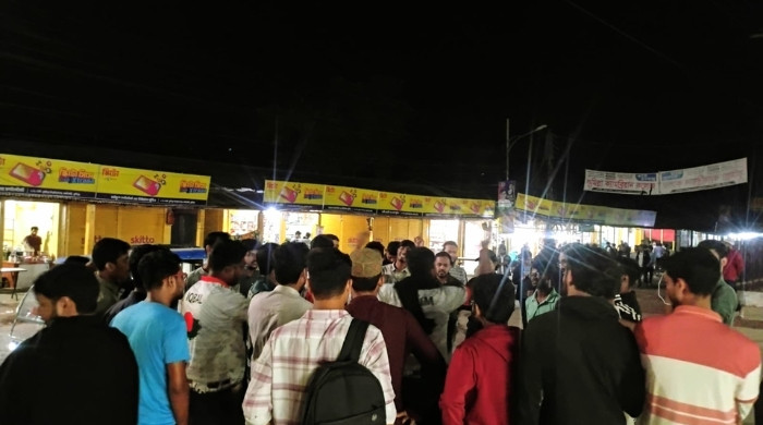 শেখ হাসিনার ফাঁসির রায়ে কুবিতে মিষ্টি বিতরণ