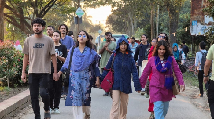 বিদেশি কোম্পানীর হাতে বন্দর তুলে দেওয়ার প্রতিবাদে জাবিতে বিক্ষোভ সমাবেশ