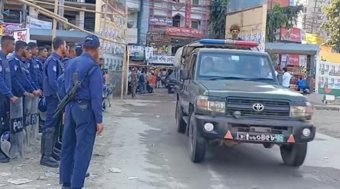 কুমিল্লার টাউনহলে বিএনপি এর দলীয় সংঘাত এড়াতে সেনা -পুলিশ মোতায়েন