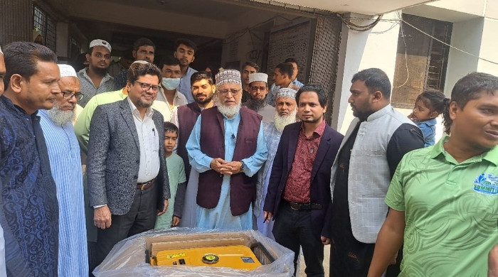 রায়পুর উপজেলা স্বাস্থ্য কমপ্লেক্সে জামায়াত প্রার্থীর জেনারেটর প্রদান