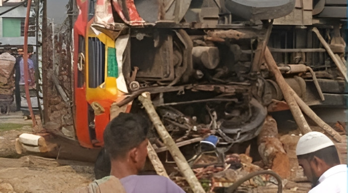 চুয়াডাঙ্গায় বাসের ধাক্কায় পাখিভ্যানচালকসহ নিহত ২