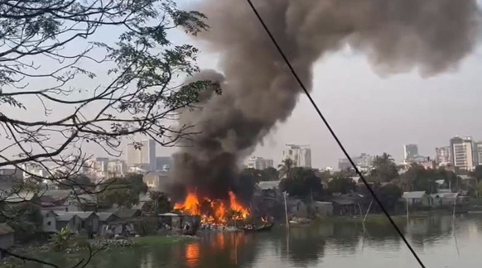 নিয়ন্ত্রণে কড়াইল বস্তির আগুন