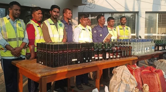 ময়মনসিংহে পিকআপসহ ৪৮০ বোতল ভারতীয় মদ জব্দ