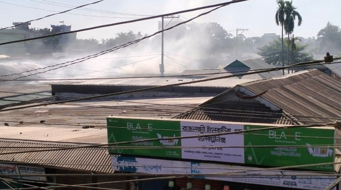 নেত্রকোণায় কাপড়ের পট্টিতে আগুন, ২৫ দোকান পুড়ে ছাই