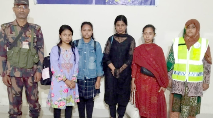 দালালের খপ্পরে পড়ে ভারতে গিয়ে আটক চার যুবতী