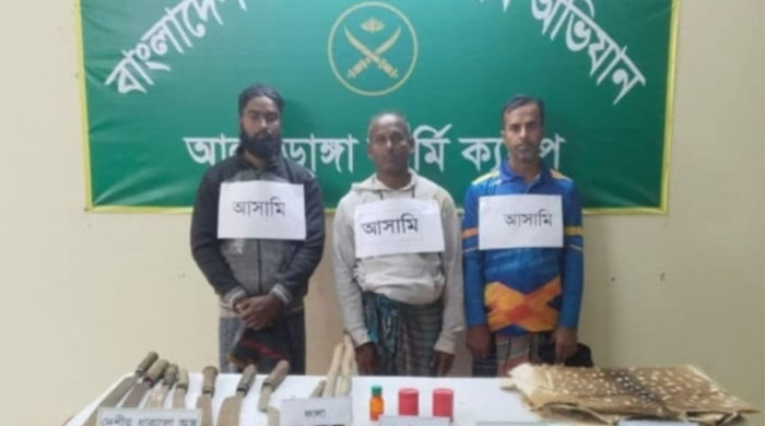 চুয়াডাঙ্গায় যৌথবাহিনীর অভিযানে বিএনপি নেতাসহ গ্রেফতার ৩, বোমা ও দেশীয় অস্ত্রসহ হরিণের চামড়া উদ্ধার