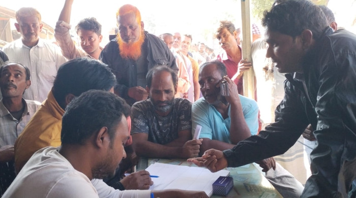 নিয়ামতপুরে সরকারি মূল্যে সার বিতরণ