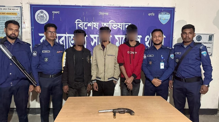 কক্সবাজারে ছিনতাইকারীদের ধাওয়া, অস্ত্রসহ আটক