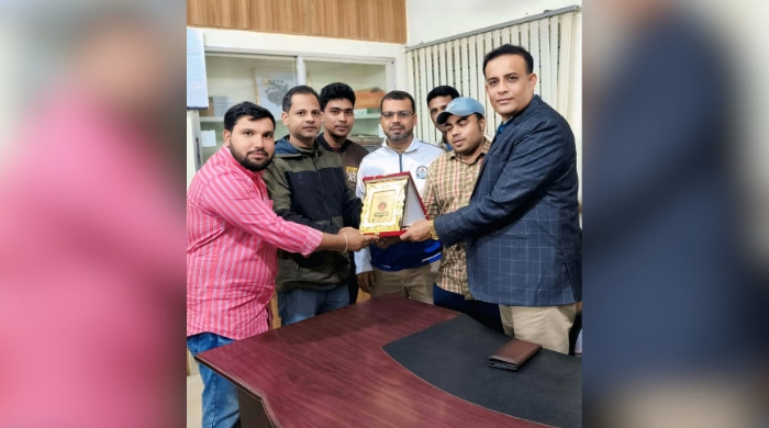 নিয়ামতপুরে সদ্য বিদায়ী ওসিকে প্রেসক্লাবের পক্ষ থেকে সম্মাননা প্রদান