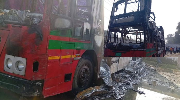 গভীর রাতে বিআরটিসির দুই বাসে আগুন