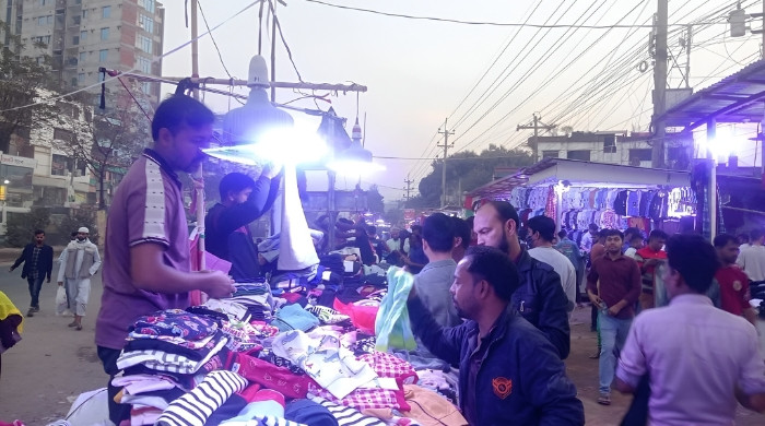 ভালুকায় ভ্রাম্যমাণ শীতবস্ত্রের বাজারে উপচে পড়া ভিড়