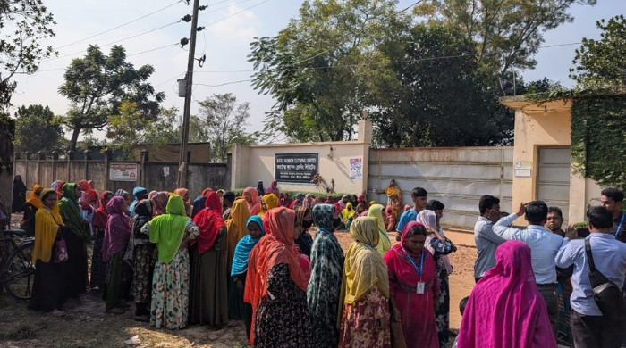 বেতন না পেয়ে গাজীপুরের ৪০০ শ্রমিক ফ্যাক্টরির সামনে অবস্থান
