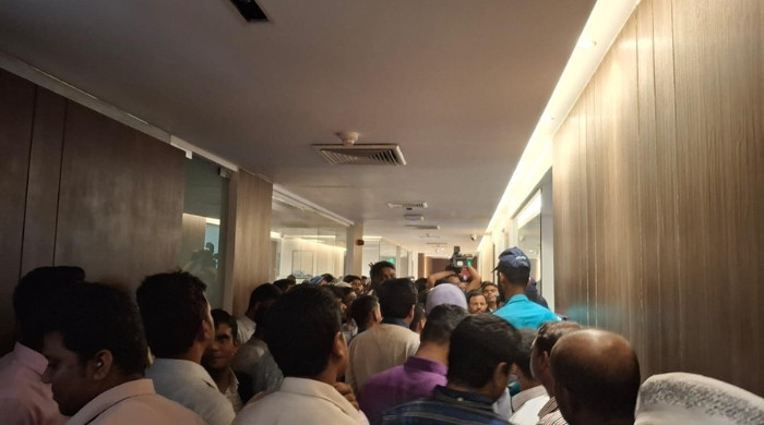 সচিবালয়ে ভাতার দাবিতে অর্থ উপদেষ্টাকে অবরুদ্ধ