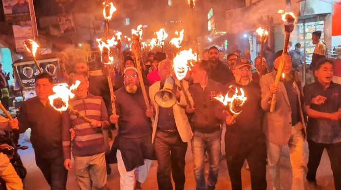 প্রার্থী পরিবর্তনের দাবিতে নওগাঁয় বিএনপির মশাল মিছিল