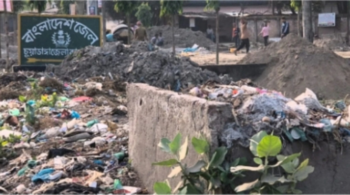 জেলা কারাগারের সামনেই ময়লা-আবর্জনার স্তূপ, চুয়াডাঙ্গায় স্বাস্থ্যঝুঁকিতে কারাবন্দিরা