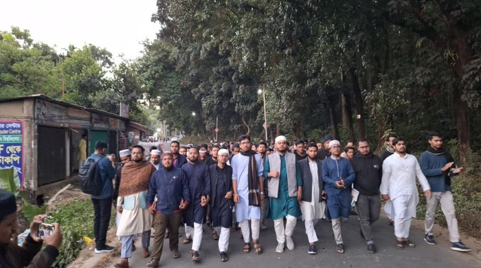 ‘আমরা সবাই হাদী হব, গুলির মুখে কথা কব’: স্লোগানে উত্তাল চবি