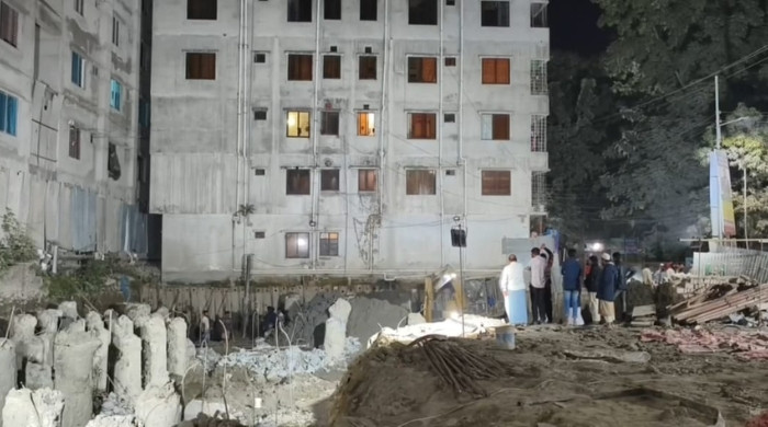 ময়মনসিংহে হেলে পড়েছে ৫ তলা ভবন, আতংকে বাসা ছাড়ছেন ভাড়াটিয়ারা