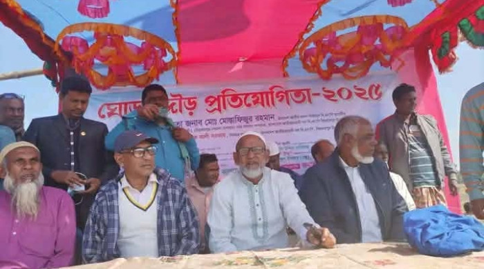 নিয়ামতপুরে ঐতিহ্যবাহী ঘোড়দৌড় দেখতে হাজারো মানুষের ঢল