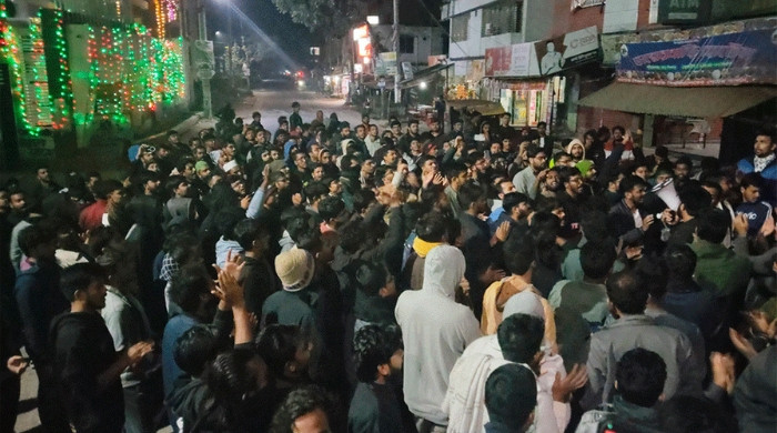 ওসমান হাদিকে হত্যার প্রতিবাদে বিক্ষোভে উত্তাল যবিপ্রবি