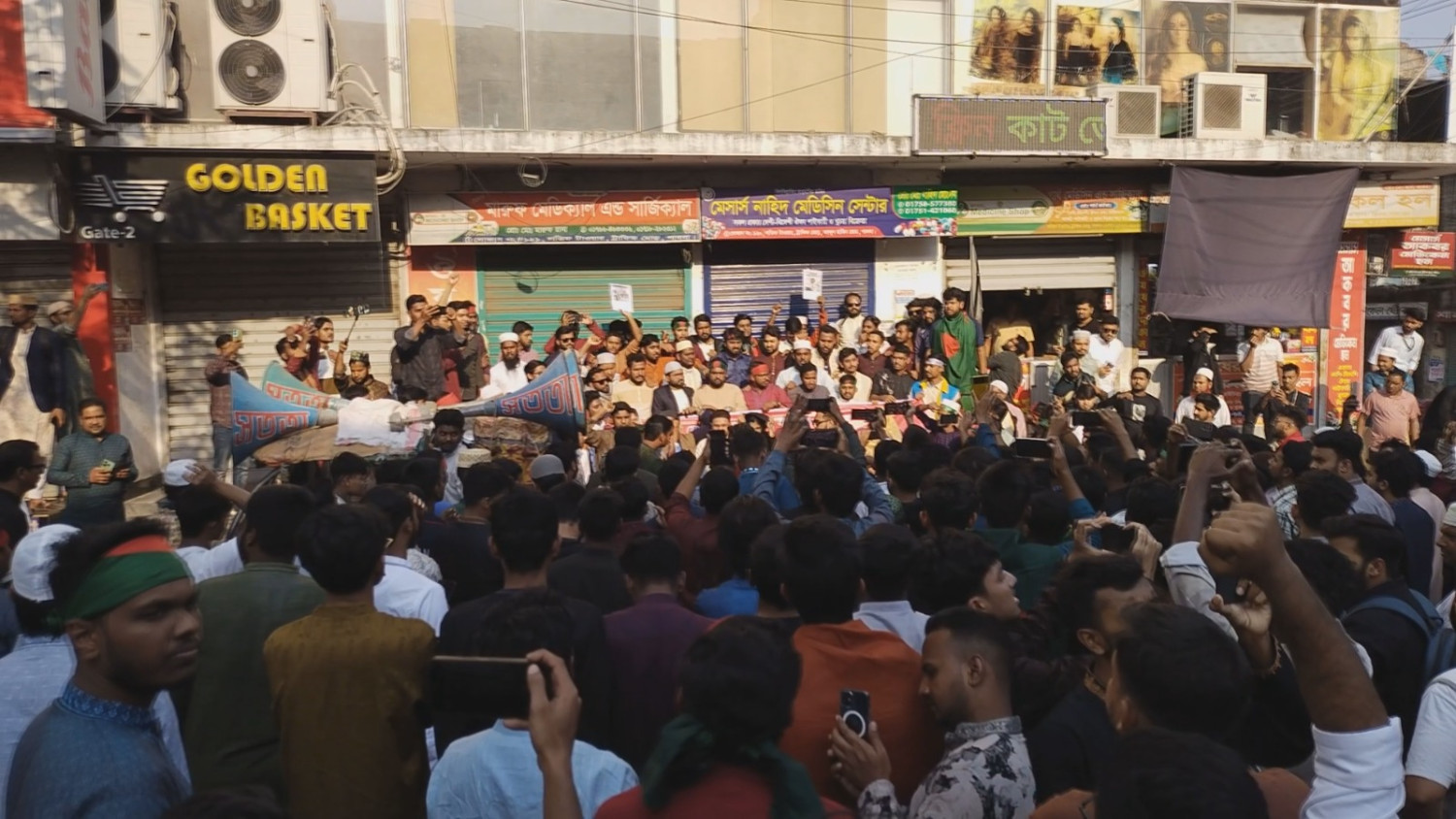 ওসমান হাদির হত্যার প্রতিবাদে কুড়িগ্রামে বিক্ষোভ ও ব্লকেড