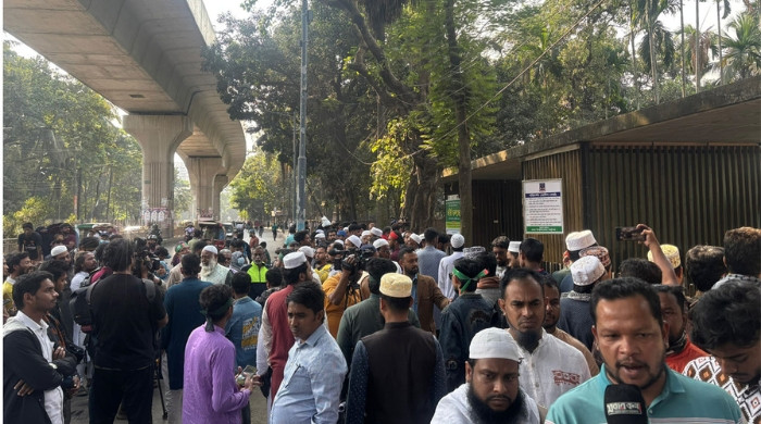 শহীদ শরিফ ওসমান হাদির কবরস্থান ঘিরে  উৎসুক জনতার ভিড়