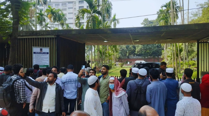 ঢাবিতে হাদির শেষ বিদায়, নজরুল সমাধি চত্বরে ছাত্র-জনতার ঢল