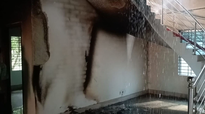 মুকসুদপুরে আওয়ামীলীগ নেতার বাড়িতে আগুন