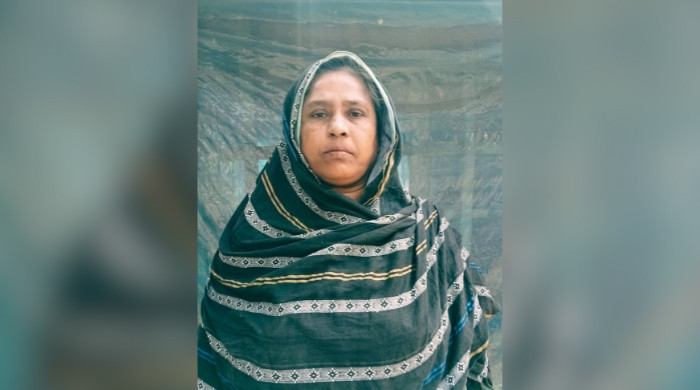 জেলা প্রশাসকের আকস্মিক ভূমি অফিস পরিদর্শন, কাউকে না পেয়ে চাকরি গেল ঝাড়ুদারের