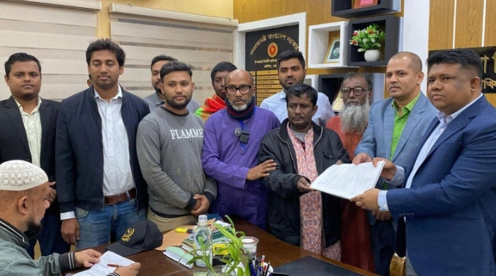 শহীদের বাবার হাত দিয়ে মনোনয়ন নিলেন নোয়খালী ১ আসনে এনসিপি প্রার্থী ব্যারিস্টার ওমর ফারুক