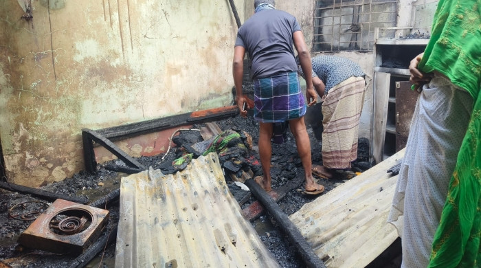শ্রীপুরে ভয়াবহ অগ্নিকাণ্ডে পুড়ে ছাই ১০টি বসতঘর