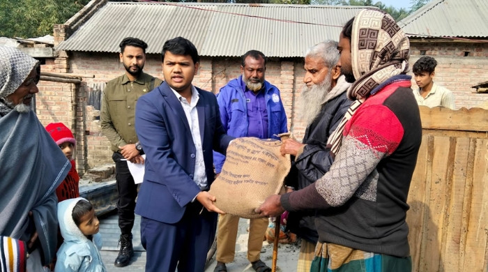 দামুড়হুদায় অগ্নিকাণ্ডে নিঃস্ব মোতালেবের পরিবারের পাশে দাঁড়ালেন ইউএনও