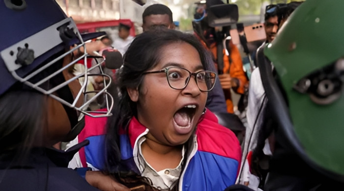 বাংলাদেশ উপ-হাইকমিশনের দিকে বিক্ষোভকারীদের মিছিল, পুলিশের লাঠিচার্জ