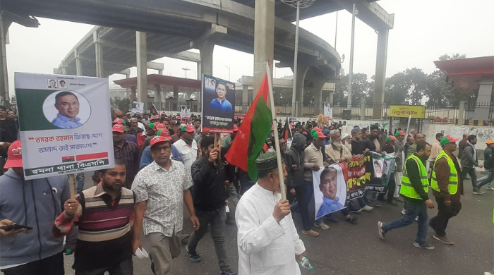 ৩০০ ফিটের দিকে মানুষের ঢল, বনানীতে সড়কের পাশে নেতাকর্মীদের অবস্থান
