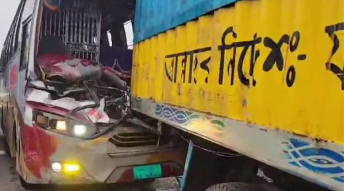 গাজীপুরে ঘন কুয়াশায় বাস-ট্রাক সংঘর্ষ, নিহত ১ আহত ১২