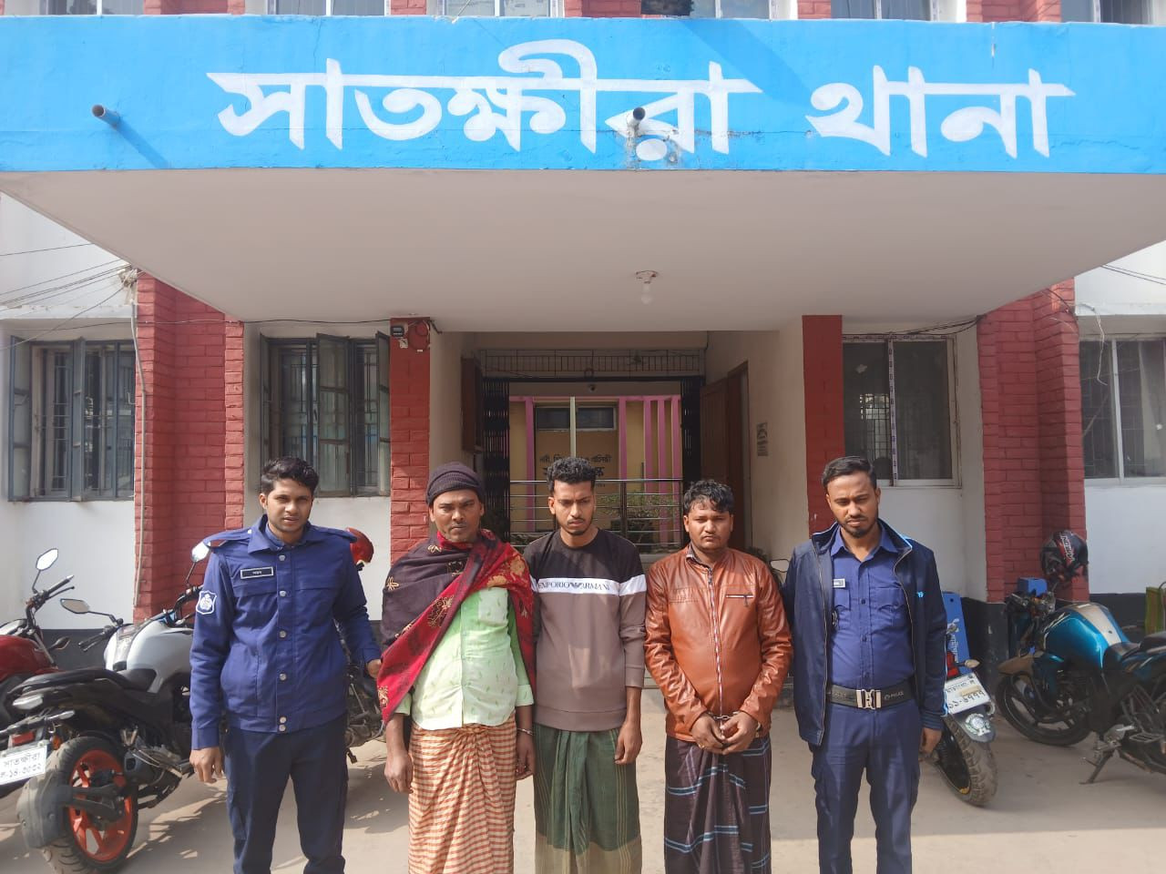 পুলিশ ফাড়ি আসামী ছিনতাইয়ের ঘটনায় তিন বিএনপি কর্মী আটক