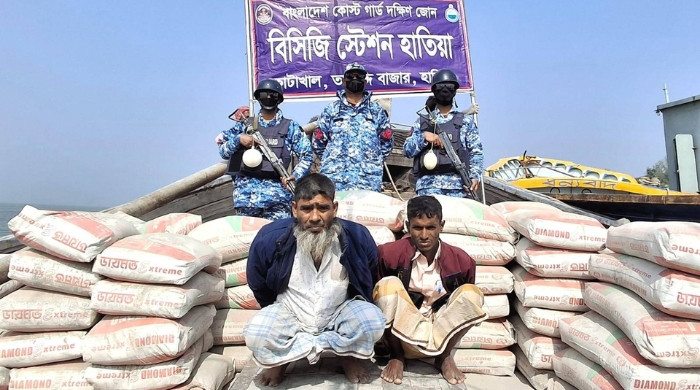 হাতিয়ায় মিয়ানমারে পাচারকালে সাতশত বস্তা সিমেন্টসহ আটক-২